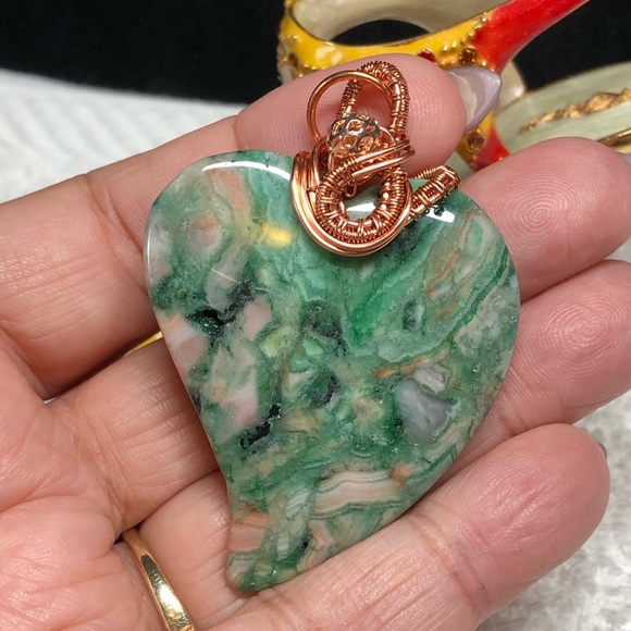 Pretty wire wrapped green heart stone - Picture 2 of 14